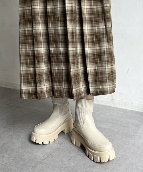 CPCM（シーピーシーエム）の「厚底ニットカジュアルブーツ（ブーツ・レディース・アイボリー/ブラック・LARGE/MEDIUM/SMALL）」の2枚目の写真