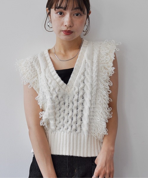 Meli rich（メリーリッチ）の「フリンジバルキーニットベスト（ベスト・レディース・アイボリー/ブラック/グレー・FREE）」の3枚目の写真