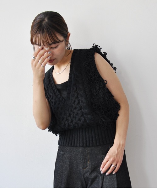 Meli rich（メリーリッチ）の「フリンジバルキーニットベスト（ベスト・レディース・アイボリー/ブラック/グレー・FREE）」の6枚目の写真