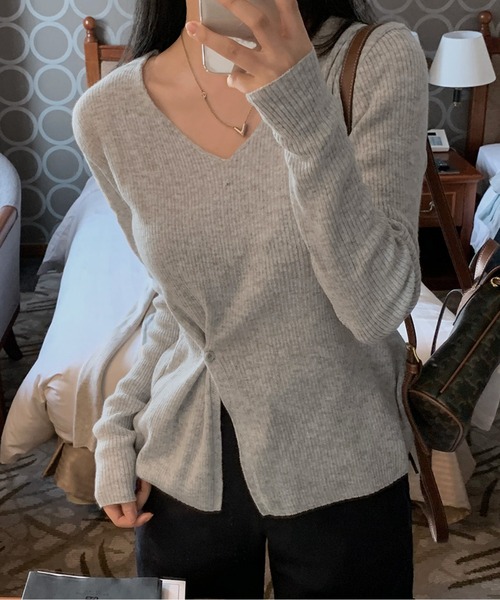 Vネックアシメスリットボタンリブニットトップス（Tシャツ/カットソー）｜AMAJI（アマジ） 6,380円