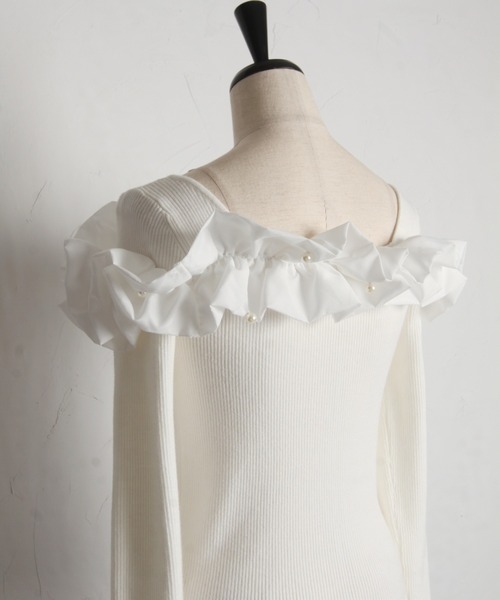 tocco closet(トッコ クローゼット)の「パール付きフリル切り替えリブニットプルオーバー(ニット/セーター・レディース・オフホワイト/ブラック/ピンク・M)」の5枚目の写真