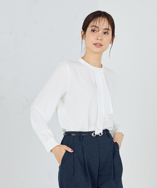 COMME CA ISM（コムサイズム）の「ボウタイ風ブラウス / セットアップ対応（シャツ/ブラウス・レディース・ネイビー/ホワイト/グレー・MEDIUM/LARGE）」の5枚目の写真