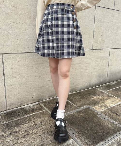 F i.n.t（フィント）の「【セットアップ対応】エンブレム釦ラップ風チェックミニスカート/fint（スカート・レディース・ネイビー×ホワイト/ベージュ×ブラック・FREE）」の3枚目の写真
