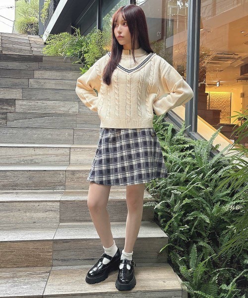 F i.n.t（フィント）の「【セットアップ対応】エンブレム釦ラップ風チェックミニスカート/fint（スカート・レディース・ネイビー×ホワイト/ベージュ×ブラック・FREE）」の4枚目の写真