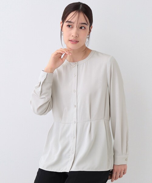 SHOO・LA・RUE（シューラルー）の「【S-3L】さらり軽やか インせず決まる ペプラムブラウス（シャツ/ブラウス・レディース・オフホワイト/ライトグレー・01/02/04/03/05）」の2枚目の写真