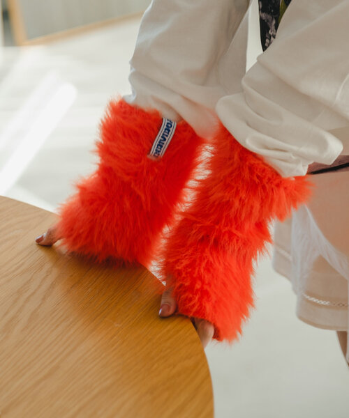 Kastane（カスタネ）の「*【4色展開】ファーアームウォーマー（アームカバー・レディース・ライトグレー/ベージュ/オレンジ/アイボリー・FREE）」の4枚目の写真