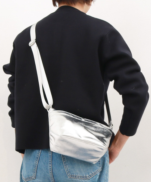 cache cache(カシュ カシュ)の「カシュカシュ cachecache / メタリック舟型ショルダー(ショルダーバッグ・レディース・シルバー/シルバー系その他/ゴールド・FREE)」の1枚目の写真