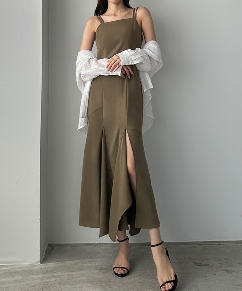 Louere（ルエレ）の「イレヘム深スリットマーメイドキャミワンピース[高身長サイズMT/低身長サイズS有り]（ワンピース・レディース・チャコール/ブラウン/ブラック/アイボリー/グレイッシュベージュ・MT/SMALL/MEDIUM/LARGE/X-LARGE）」の5枚目の写真