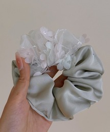 Fun & Daily（ファンアンドデイリー）の「F&D : アシンメトリーフラワーシュシュ（シュシュ）」