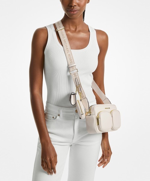 MICHAEL KORS（マイケルコース）の「JET SET TRAVEL レザー クロスボディ ミディアム（ショルダーバッグ・レディース・ベージュ系・FREE）」の6枚目の写真