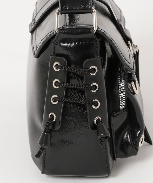 mysty woman（ミスティウーマン）の「アウトポケットレースアップバッグ 453137（ショルダーバッグ・レディース・ブラック/ブラウン・FREE）」の3枚目の写真