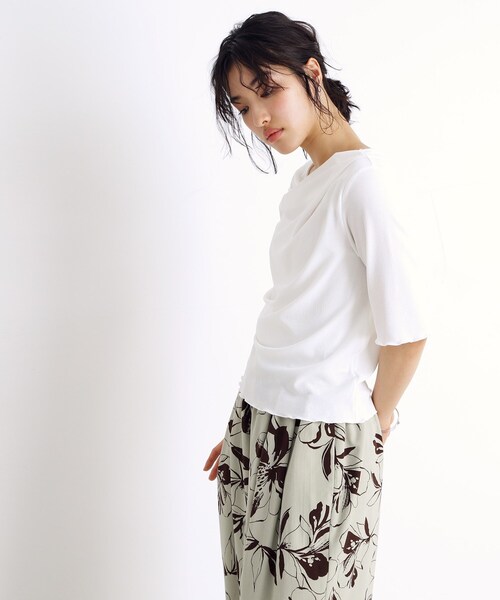 THE SHOP TK （ザ ショップ ティーケー ）の「ドレープカットソー【洗濯機OK/シワになりにくい】（シャツ/ブラウス・レディース・ライトグリーン/オフホワイト/パープル/ブラック・12/13）」の6枚目の写真
