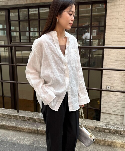 fredy emue（フレディエミュ）の「LINEN100バンドカラーシャツ（シャツ/ブラウス・レディース・ネイビー/イエロー系その他/ベビーピンク/ブルー系その他/オフホワイト・38）」の12枚目の写真