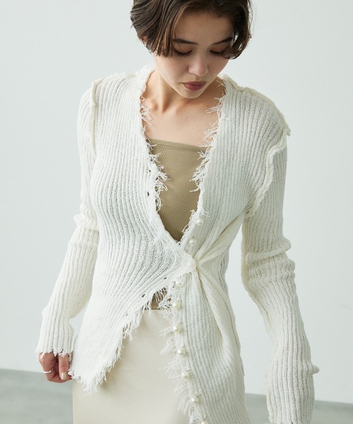 Clum(クルム)の「Fringe design pearl button knit cardigan / フリンジ変形デザインパールボタンニットカーデ(カーディガン/ボレロ・レディース・ホワイト/ブラック・FREE)」の1枚目の写真