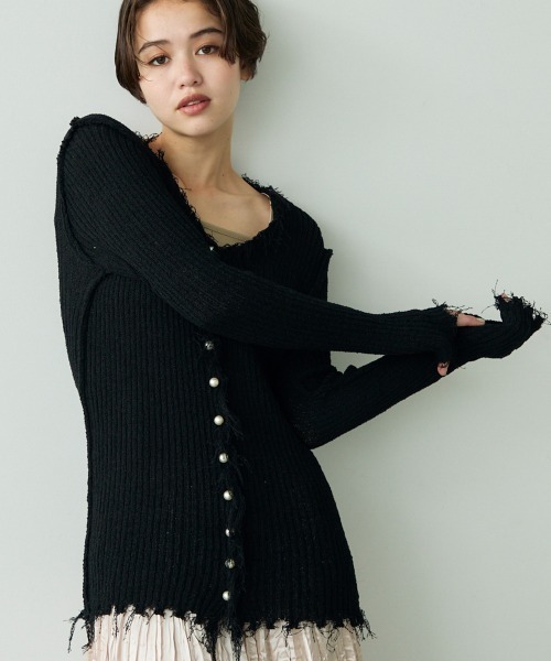 Clum(クルム)の「Fringe design pearl button knit cardigan / フリンジ変形デザインパールボタンニットカーデ(カーディガン/ボレロ・レディース・ホワイト/ブラック・FREE)」の2枚目の写真
