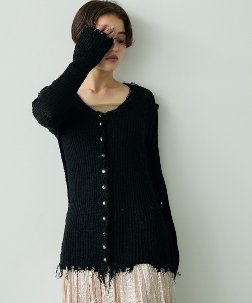 Clum(クルム)の「Fringe design pearl button knit cardigan / フリンジ変形デザインパールボタンニットカーデ(カーディガン/ボレロ・レディース・ホワイト/ブラック・FREE)」の17枚目の写真