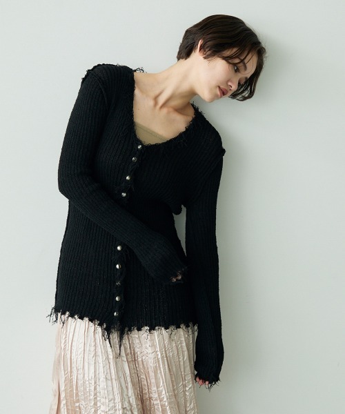 Clum(クルム)の「Fringe design pearl button knit cardigan / フリンジ変形デザインパールボタンニットカーデ(カーディガン/ボレロ・レディース・ホワイト/ブラック・FREE)」の16枚目の写真