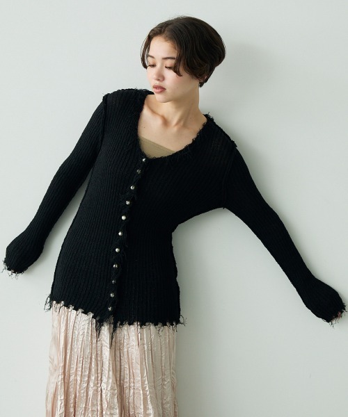 Clum(クルム)の「Fringe design pearl button knit cardigan / フリンジ変形デザインパールボタンニットカーデ(カーディガン/ボレロ・レディース・ホワイト/ブラック・FREE)」の15枚目の写真