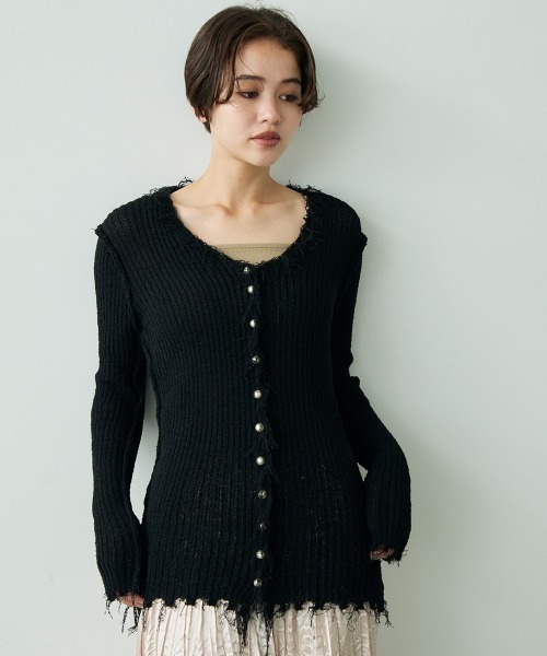 Clum(クルム)の「Fringe design pearl button knit cardigan / フリンジ変形デザインパールボタンニットカーデ(カーディガン/ボレロ・レディース・ホワイト/ブラック・FREE)」の14枚目の写真