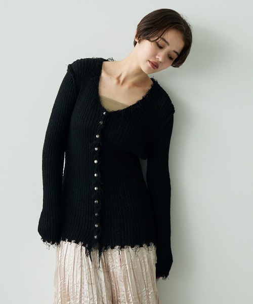 Clum(クルム)の「Fringe design pearl button knit cardigan / フリンジ変形デザインパールボタンニットカーデ(カーディガン/ボレロ・レディース・ホワイト/ブラック・FREE)」の13枚目の写真
