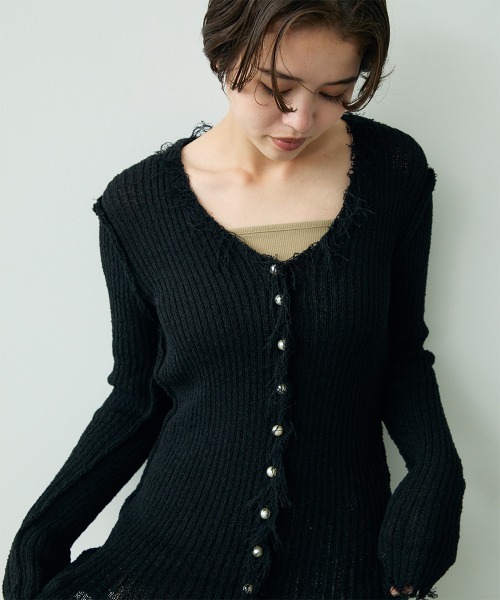 Clum(クルム)の「Fringe design pearl button knit cardigan / フリンジ変形デザインパールボタンニットカーデ(カーディガン/ボレロ・レディース・ホワイト/ブラック・FREE)」の12枚目の写真