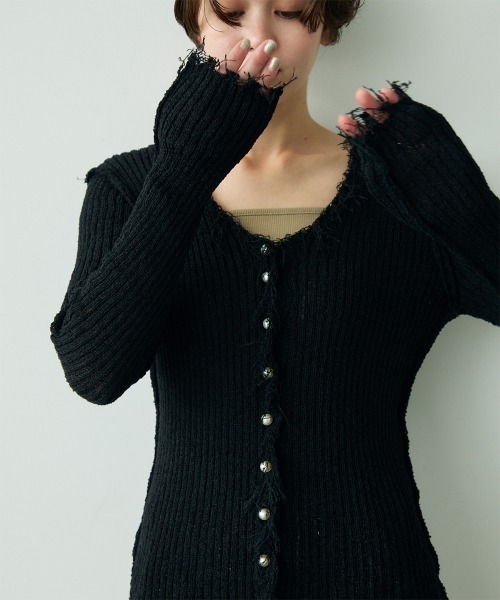 Clum(クルム)の「Fringe design pearl button knit cardigan / フリンジ変形デザインパールボタンニットカーデ(カーディガン/ボレロ・レディース・ホワイト/ブラック・FREE)」の11枚目の写真