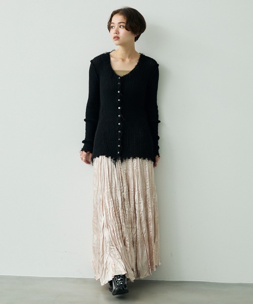 Clum(クルム)の「Fringe design pearl button knit cardigan / フリンジ変形デザインパールボタンニットカーデ(カーディガン/ボレロ・レディース・ホワイト/ブラック・FREE)」の9枚目の写真