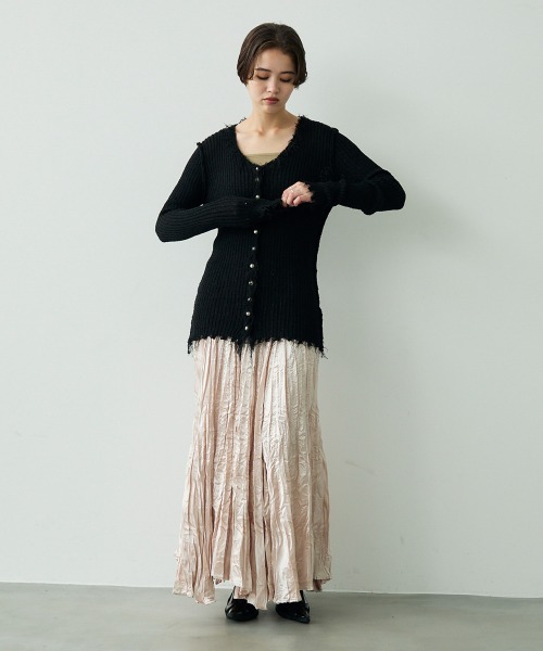 Clum(クルム)の「Fringe design pearl button knit cardigan / フリンジ変形デザインパールボタンニットカーデ(カーディガン/ボレロ・レディース・ホワイト/ブラック・FREE)」の8枚目の写真