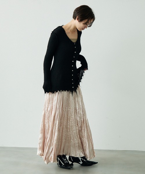 Clum(クルム)の「Fringe design pearl button knit cardigan / フリンジ変形デザインパールボタンニットカーデ(カーディガン/ボレロ・レディース・ホワイト/ブラック・FREE)」の5枚目の写真