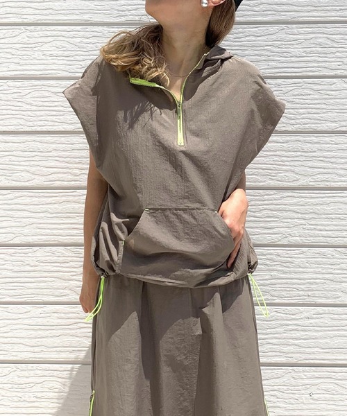 Q（キュー）の「アノラックフーディードロストプルオーバー（パーカー・レディース・ブラック/オリーブ・MEDIUM）」の2枚目の写真