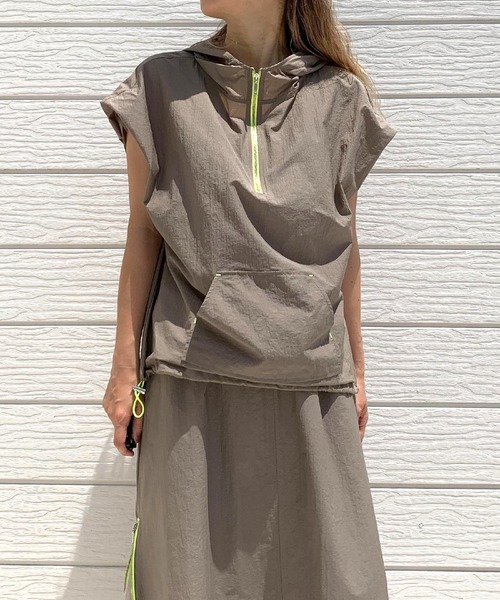 Q（キュー）の「アノラックフーディードロストプルオーバー（パーカー・レディース・ブラック/オリーブ・MEDIUM）」の3枚目の写真