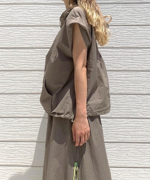 Q（キュー）の「アノラックフーディードロストプルオーバー（パーカー・レディース・ブラック/オリーブ・MEDIUM）」の4枚目の写真