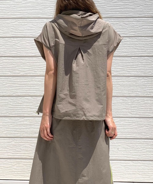 Q（キュー）の「アノラックフーディードロストプルオーバー（パーカー・レディース・ブラック/オリーブ・MEDIUM）」の5枚目の写真