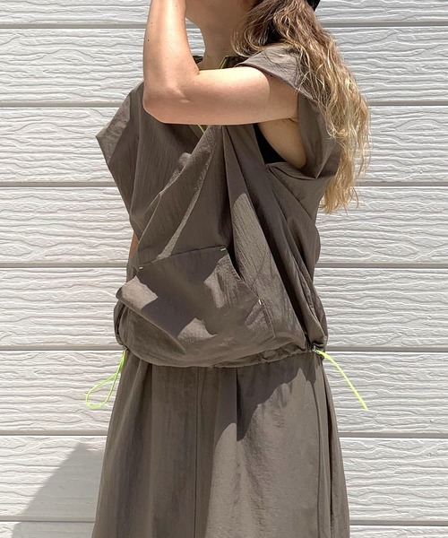 Q（キュー）の「アノラックフーディードロストプルオーバー（パーカー・レディース・ブラック/オリーブ・MEDIUM）」の7枚目の写真