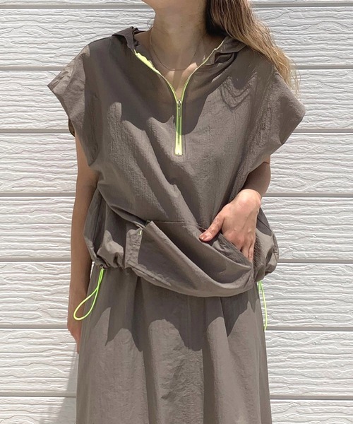 Q（キュー）の「アノラックフーディードロストプルオーバー（パーカー・レディース・ブラック/オリーブ・MEDIUM）」の6枚目の写真