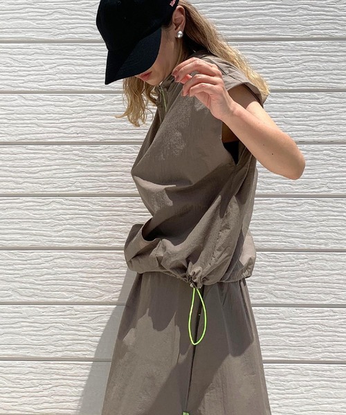 Q（キュー）の「アノラックフーディードロストプルオーバー（パーカー・レディース・ブラック/オリーブ・MEDIUM）」の8枚目の写真