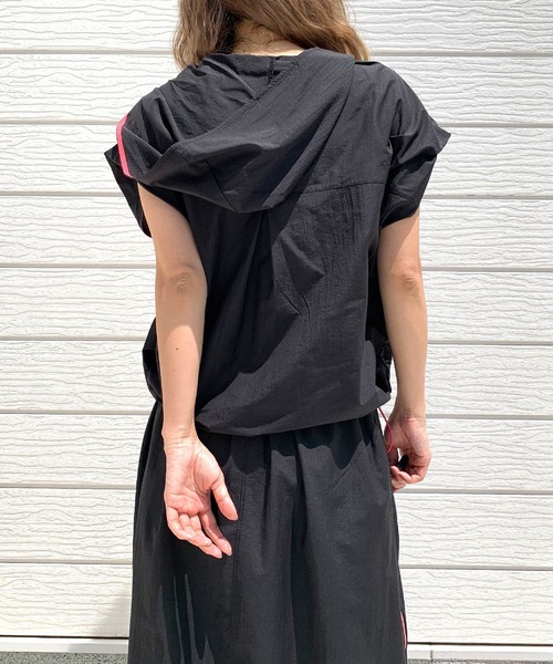 Q（キュー）の「アノラックフーディードロストプルオーバー（パーカー・レディース・ブラック/オリーブ・MEDIUM）」の12枚目の写真