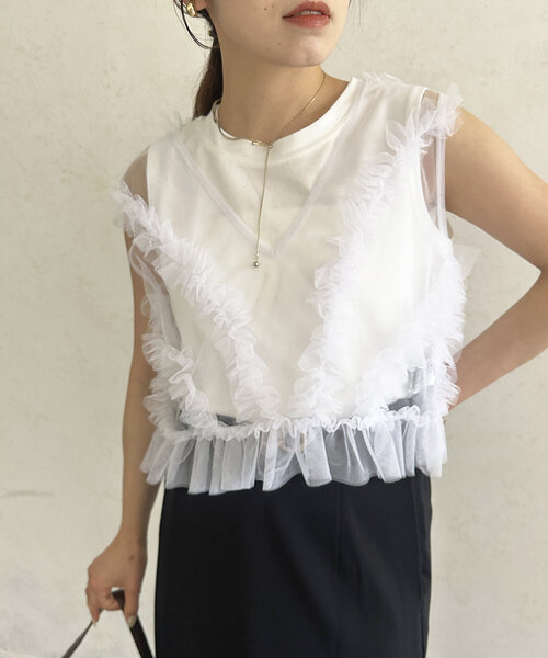 Thevon（ゼボン）の「チュールフリルベスト×ノースリセットプルオーバー（Tシャツ/カットソー・レディース・グレイッシュベージュ/ブラック/オフホワイト・FREE）」の4枚目の写真