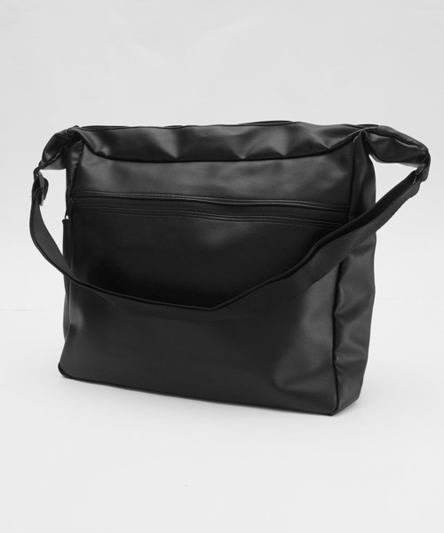 MinoriTY（マイノリティ）の「【MinoriTY select】PUレザースクエアショルダーバッグ メンズ ウィメンズ ユニセックス（ショルダーバッグ・メンズ・ブラック・FREE）」の5枚目の写真