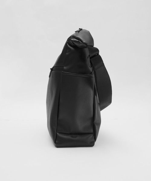 MinoriTY（マイノリティ）の「【MinoriTY select】PUレザースクエアショルダーバッグ メンズ ウィメンズ ユニセックス（ショルダーバッグ・メンズ・ブラック・FREE）」の6枚目の写真