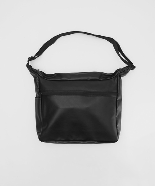 MinoriTY（マイノリティ）の「【MinoriTY select】PUレザースクエアショルダーバッグ メンズ ウィメンズ ユニセックス（ショルダーバッグ・メンズ・ブラック・FREE）」の7枚目の写真