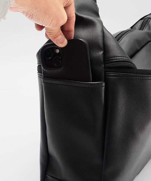 MinoriTY（マイノリティ）の「【MinoriTY select】PUレザースクエアショルダーバッグ メンズ ウィメンズ ユニセックス（ショルダーバッグ・メンズ・ブラック・FREE）」の9枚目の写真