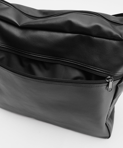 MinoriTY（マイノリティ）の「【MinoriTY select】PUレザースクエアショルダーバッグ メンズ ウィメンズ ユニセックス（ショルダーバッグ・メンズ・ブラック・FREE）」の10枚目の写真