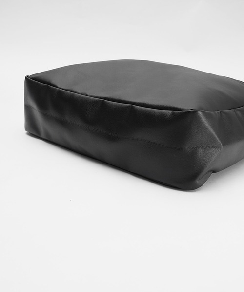 MinoriTY（マイノリティ）の「【MinoriTY select】PUレザースクエアショルダーバッグ メンズ ウィメンズ ユニセックス（ショルダーバッグ・メンズ・ブラック・FREE）」の11枚目の写真