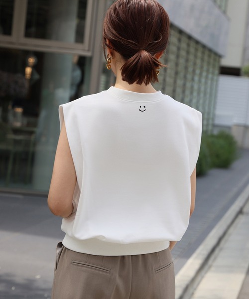 ELFRANK(エルフランク)の「ワンポイント刺繍 ノースリーブ スウェット トップス プルオーバー(Tシャツ/カットソー・レディース・グリーン/レッド/オフホワイト/グレー・FREE)」の2枚目の写真