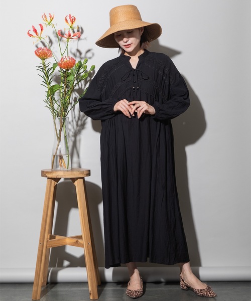 lodie（ロディ）の「胸元レース ロングワンピース（ワンピース・レディース・ベージュ/ブラック・FREE）」の2枚目の写真