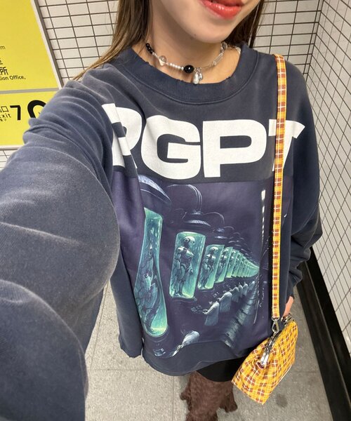 RePRODUCTION LABEL(リプロダクションレーベル)の「【RePRODUCTION LABEL / リプロダクションレーベル】スーパーBIGロゴスウェット(Tシャツ/カットソー・レディース・チャコールグレー/オレンジ/ネイビー/パープル・FREE)」の3枚目の写真