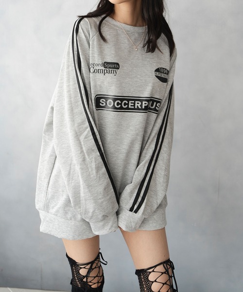 Asterellivi(アステレリビ)の「ゆるっとした シルエット ライン切り替え スエット トレーナー(スウェット・レディース・グレー/ブラック・FREE)」の4枚目の写真