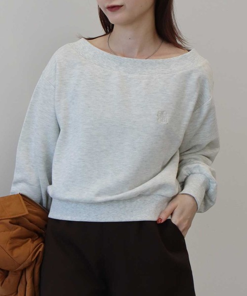 earth music&ecology（アースミュージックアンドエコロジー）の「ショート丈ワンポイント刺繍オフショルスウェット（スウェット・レディース・ピンク/ホワイト系その他/ネイビー・FREE）」の2枚目の写真