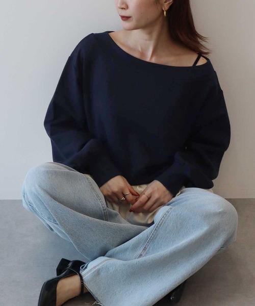 earth music&ecology（アースミュージックアンドエコロジー）の「ショート丈ワンポイント刺繍オフショルスウェット（スウェット・レディース・ピンク/ホワイト系その他/ネイビー・FREE）」の3枚目の写真